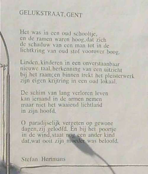 Foto van het gedicht over de 'Gelukstraat' op de muur van een gebouw in Gent.