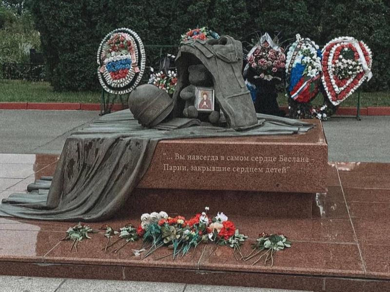 Foto van het monument in Beslan ter nagedachtenis van de bevrijders.
