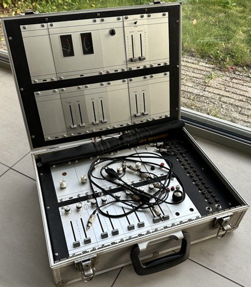 Foto van het opengeklapt fotokoffertje net hierin het Philips zelfbouw paneeltje.