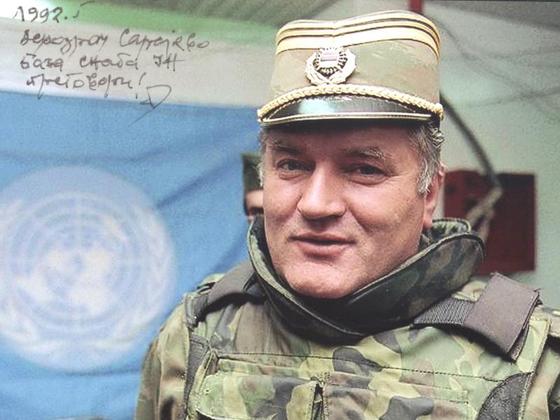 Persoonlijke boodschap Ratko Mladic Foto van Ratko Mladic uit 1992 met persoonlijke boodschap.