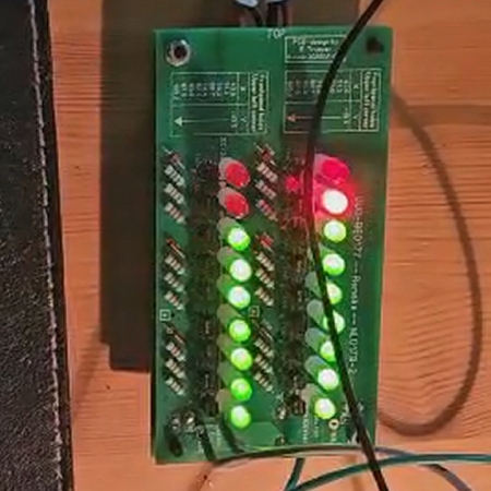 Foto van de LED VU meter die getest wordt.